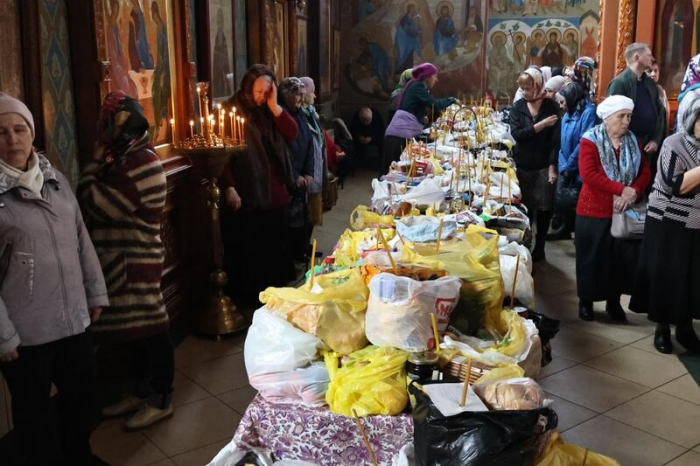 Свечи, молитвы и милостыня: фоторепортаж из храма Иоанна Богослова в день Радоницы