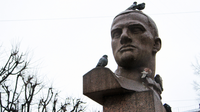 «Тоже акт вандализма»: в Петербурге могут запретить кормить птиц у памятников