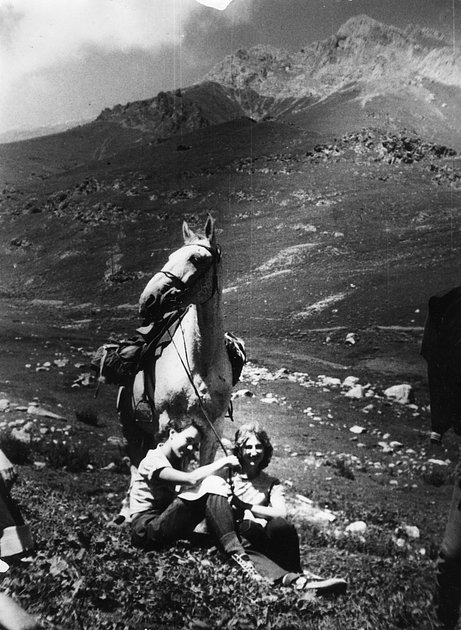 «Закрой глаза и держись за седло» Россиянка преодолела верхом на коне самые труднодоступные маршруты России. Как ей это удалось?