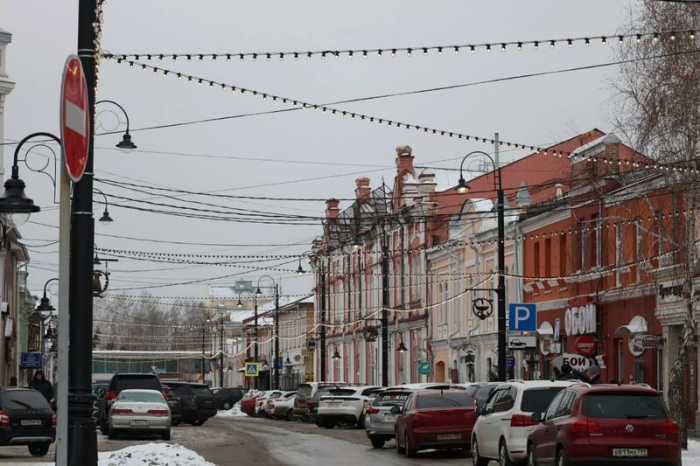 Барнаул сияет: на улице Льва Толстого завершается монтаж светового потолка