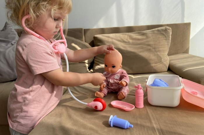 «Горячо-холодно», «Салон красоты» и «Доктор»: 10 ленивых игр для уставших родителей