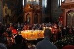 Свечи, молитвы и милостыня: фоторепортаж из храма Иоанна Богослова в день Радоницы