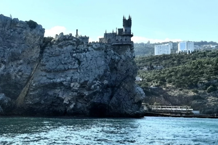 ЧС в Крыму: новая атака, условия туристов, коды на бензин, очередь на мост