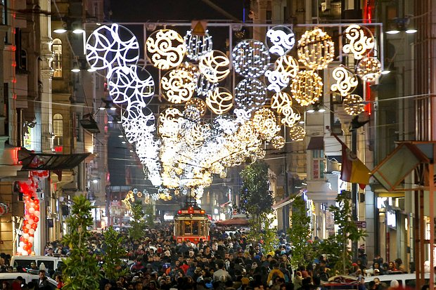 Как необычно встретить Новый год-2026? Идеи для семейного праздника и вечеринки в кругу друзей