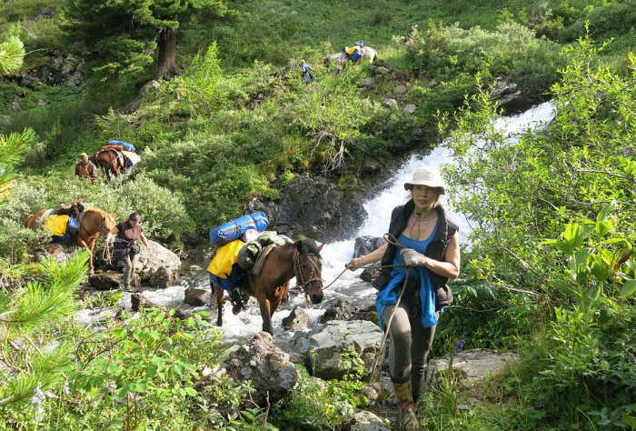 «Закрой глаза и держись за седло» Россиянка преодолела верхом на коне самые труднодоступные маршруты России. Как ей это удалось?