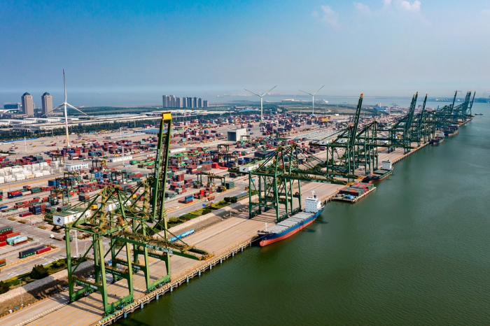 Россияне массово устремились в Китай на Новый год. Там их ждет «пивозаправка», улица роботов и родина Конфуция