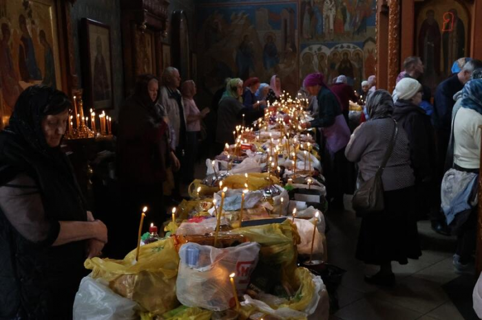 Свечи, молитвы и милостыня: фоторепортаж из храма Иоанна Богослова в день Радоницы