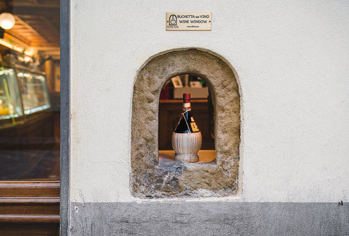 Зачем в богатых домах Флоренции в Средние века делали маленькое окошко внизу