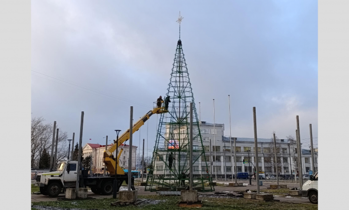 В Архангельске продолжают устанавливать главную городскую ёлку