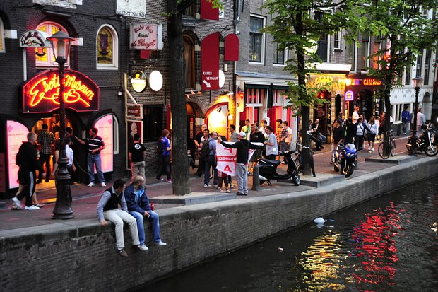 Амстердам решил избавиться от имиджа города грехов. И для этого собирается строить «мегабордель»