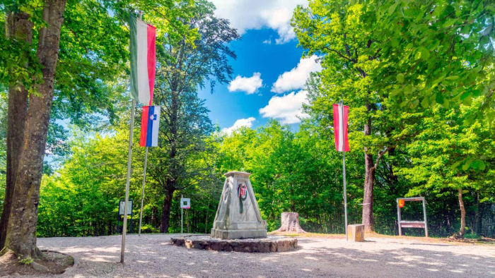 7 самых странных границ мира: как можно пообедать, сидя за столом сразу в трех странах