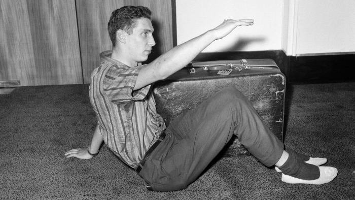 Как отчаявшийся парень преодолел полмира в деревянном ящике, чтобы вернуться домой