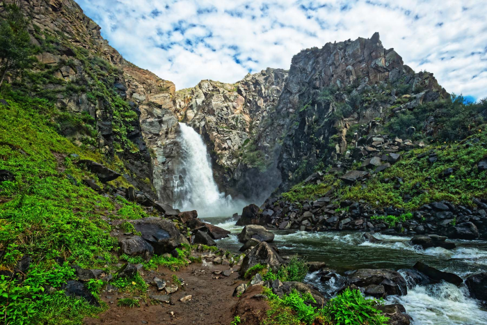 От игольчатого льда Байкала до степных тюльпанов: 8 идей для путешествий этой весной