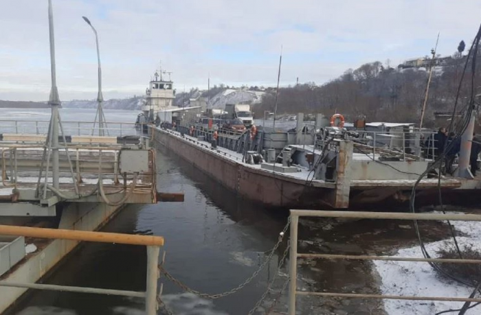 Пассажиров с детьми не пустили на паромную переправу Павлово – Тумботино