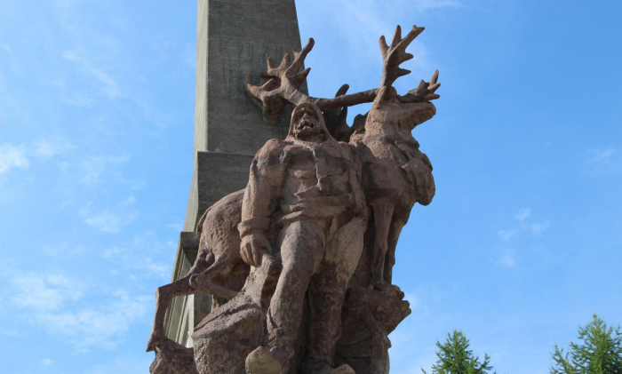 «Помор с оленем» в центре Архангельска отмечает 95-летие