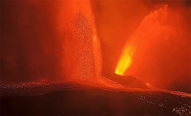 Вулкан на Гавайях выбросил столб магмы на высоту 100-этажного дома. Момент сняли на камеру