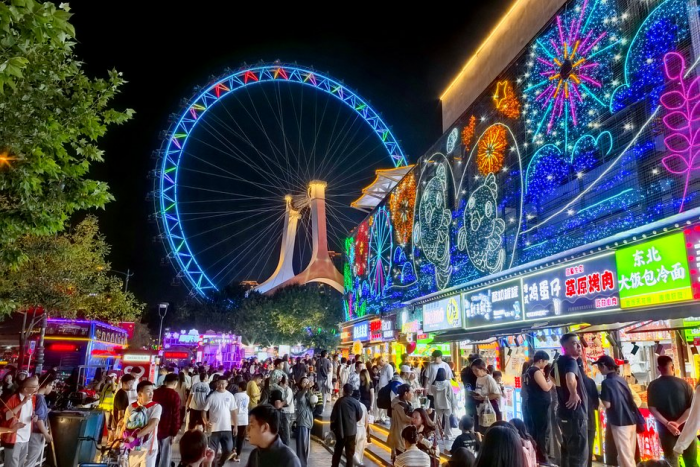 Россияне массово устремились в Китай на Новый год. Там их ждет «пивозаправка», улица роботов и родина Конфуция