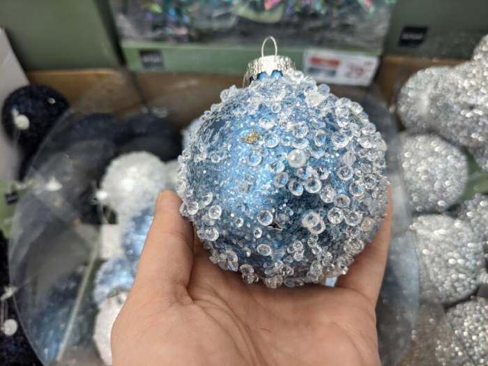 Мохнатые, аппетитные и черные. Какие новогодние игрушки можно найти в магазинах Барнаула