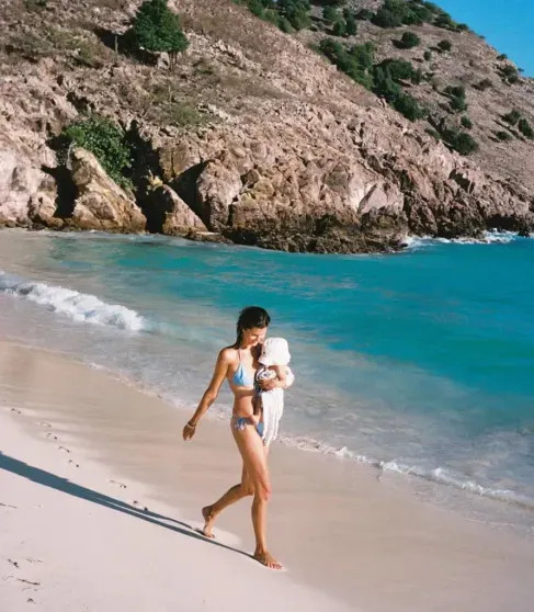 Карнавалы, Байкал и много бикини: как и где отдыхают Виктория Исакова, Юлия Вавилова, Аврора Киба и Надежда Оболенцева