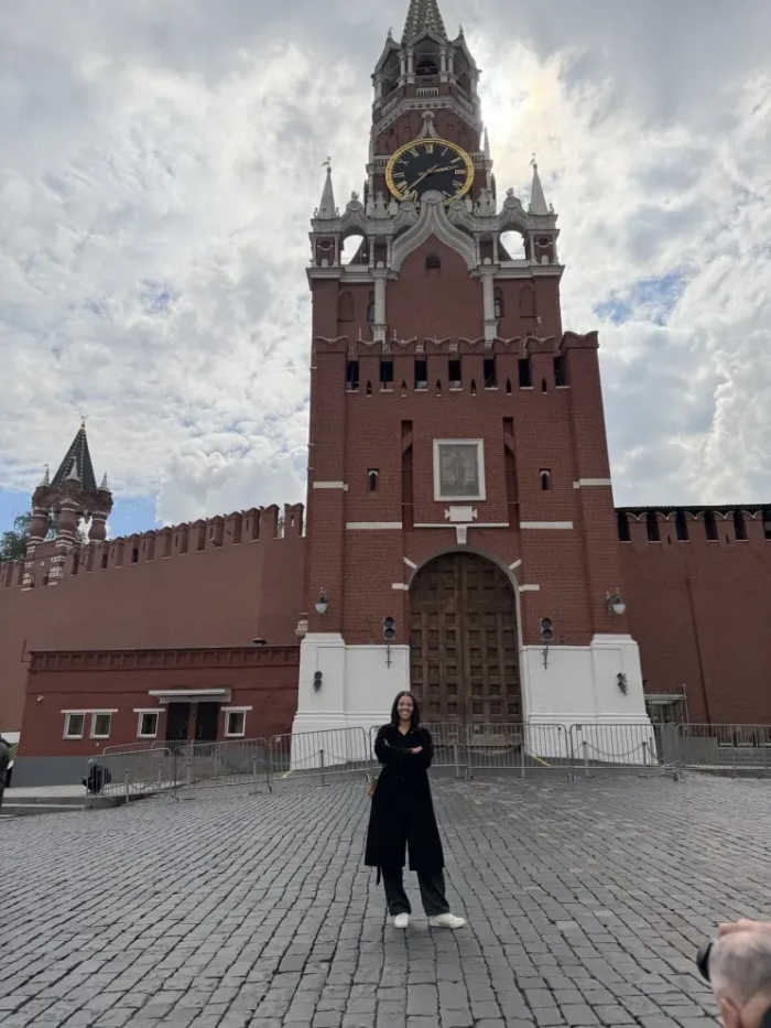 Скандальная журналистка Кэндис Оуэнс прилетела в Россию для участия в ПМЭФ-2026 и восхитилась Москвой
