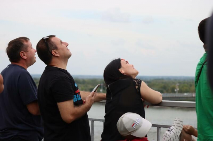 Рев моторов и искры в небе. "Русские витязи" показали грандиозное авиашоу над Обью