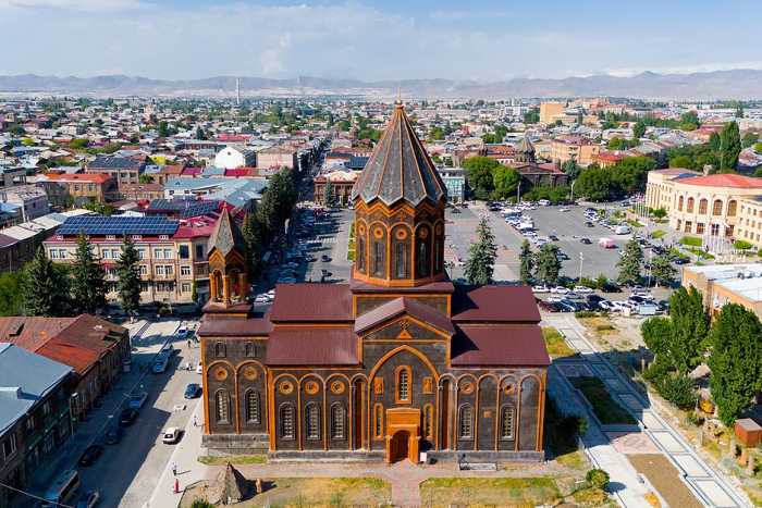 Старше Рима и дружелюбнее мегаполисов. Что притягивает туристов в Ереван и чем там заняться?