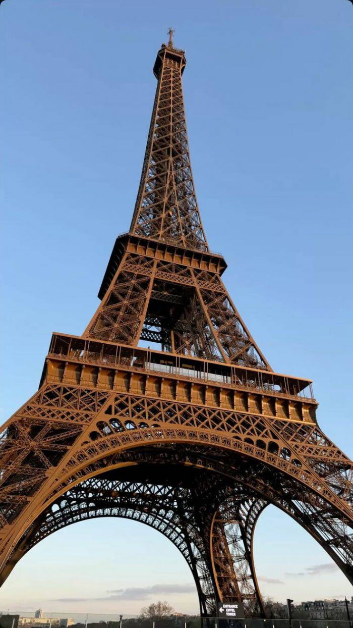 Как часто красят Эйфелеву башню и во сколько это обходится