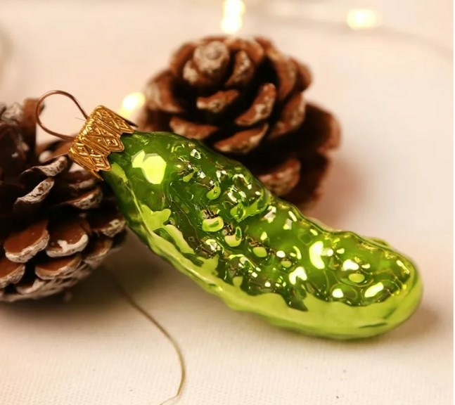 Тренд на уродливость дошел до новогодних игрушек в Петербурге