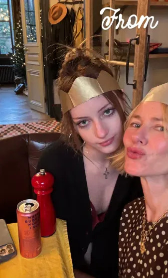 Париж, дети и нарядные ёлки: как Селена Гомес, Виктория Лопырёва, Иванка Трамп, Виктория Манасир и Софья Таюрская отметили католическое Рождество