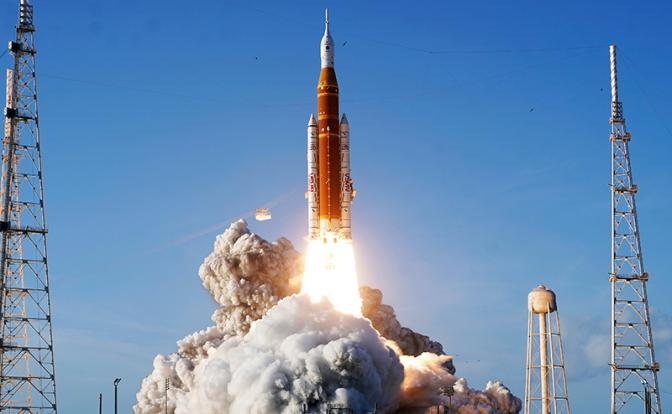 На пути к Луне у американских астронавтов вышел из строя туалет, но они справились