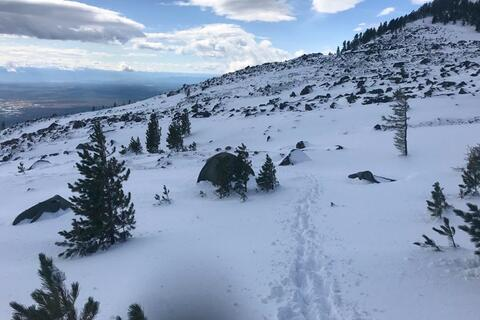 Три тела на «подушке»: что произошло на священной горе Мунку-Сардык. Туристы из Красноярска замерзли насмерть при спуске с высочайшей вершины Саян