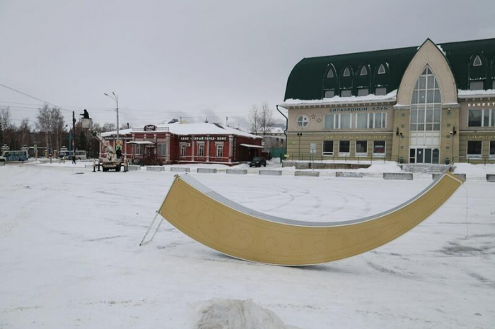 Главная городская елка на площади Свободы в Барнауле обзавелась звездой и "зеленеет". Фото