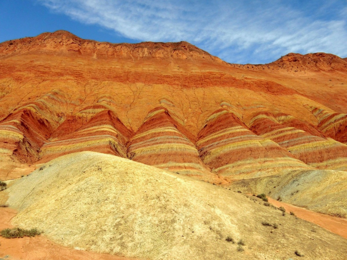 Миллионы лет Земля собирала разноцветные слои, а потом — подняла их яркими гребнями. Радужные горы.