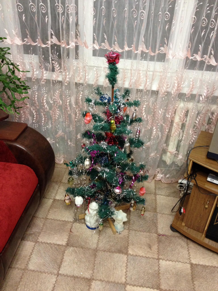 Как выглядели домашние новогодние елки в России 1990-х годов (ностальгическая и местами смешная фотоподборка)