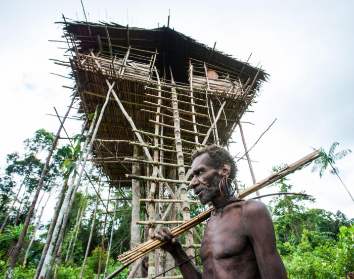Древолазы-каннибалы: как живут последние первобытные люди на Земле