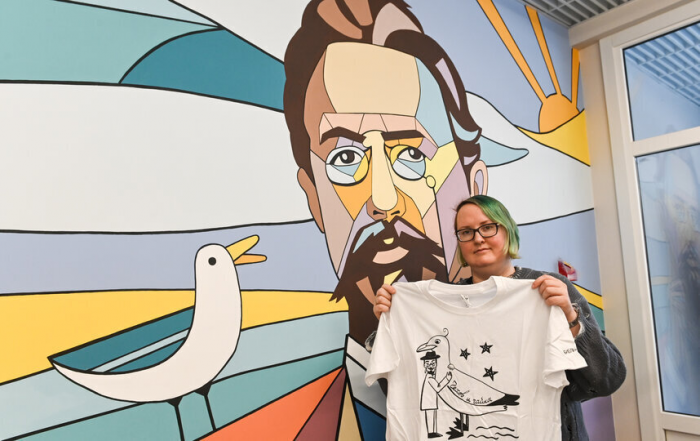 Дама с бойцовской собачкой: в библиотеке Петербурга создали значки и шоперы с Чеховым