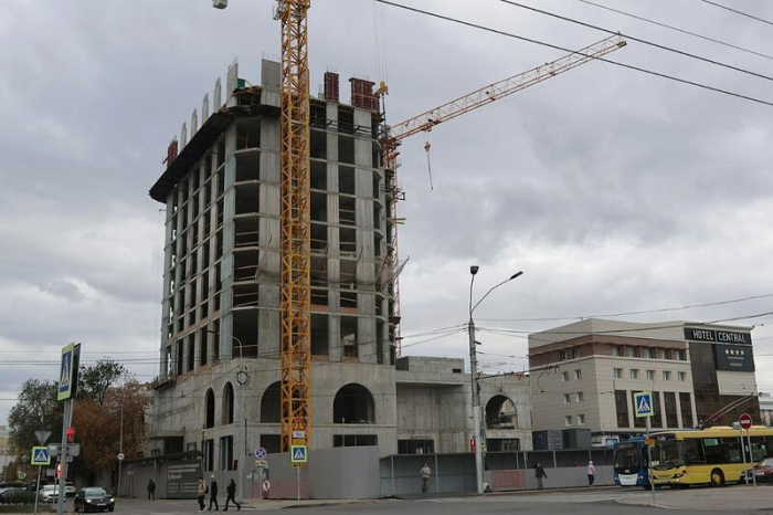 В новый ЦУМ в Барнауле начали устанавливать гигантские окна. Фото