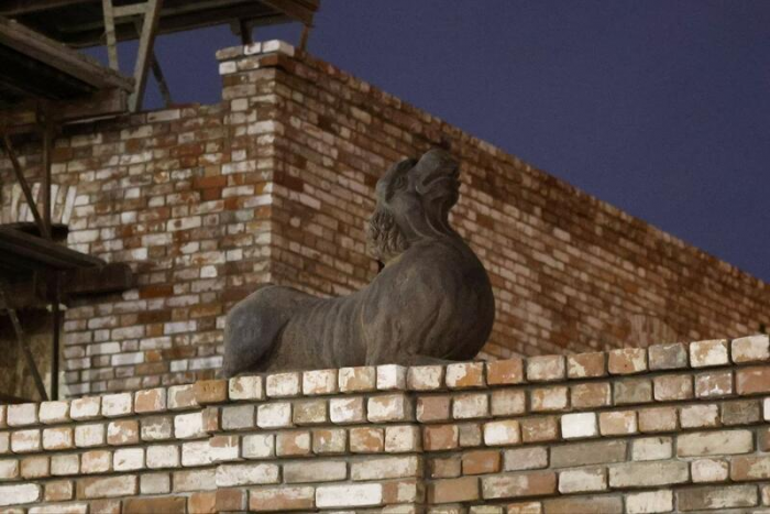 Знаменитые чугунные львы вернулись на фасад универмага дома купцов Суховых в Барнауле