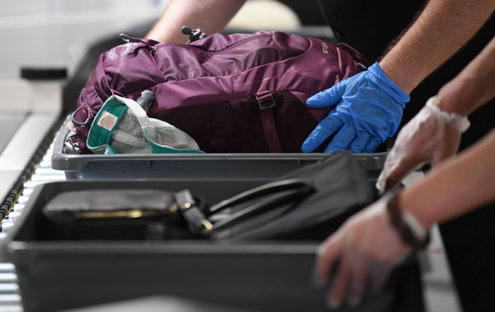 Эксперт рассказал, чем опасны бутылочки детского питания объемом свыше 100 мл в самолете