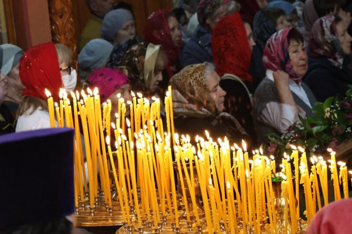 Свечи, молитвы и милостыня: фоторепортаж из храма Иоанна Богослова в день Радоницы
