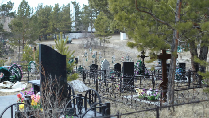 Свечи, молитвы и милостыня: фоторепортаж из храма Иоанна Богослова в день Радоницы