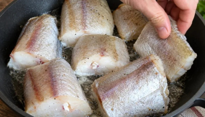 Быстрее и вкуснее любых котлет: как приготовить потрясающе сочную рыбу с луком всего за 15 минут