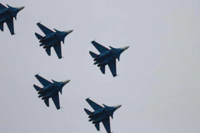 Рев моторов и искры в небе. "Русские витязи" показали грандиозное авиашоу над Обью