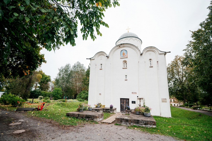 Настоятельница монастыря в Старой Ладоге рассказала об история фресок и святынь