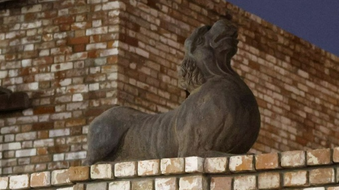 Знаменитые чугунные львы вернулись на фасад универмага дома купцов Суховых в Барнауле