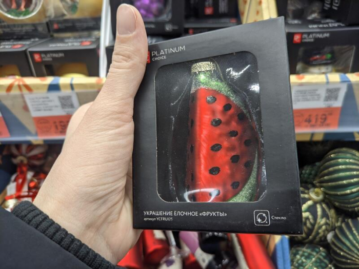 Мохнатые, аппетитные и черные. Какие новогодние игрушки можно найти в магазинах Барнаула