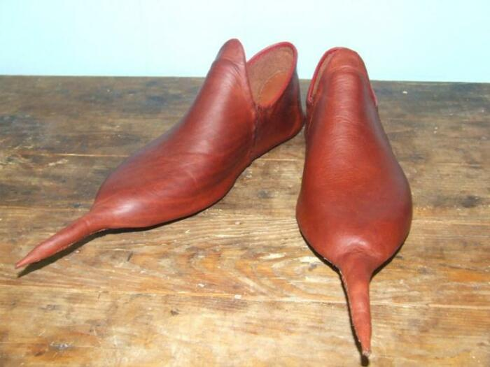 Зачем в старину мужчины носили обувь с длинными носами