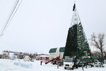 Главная городская елка на площади Свободы в Барнауле обзавелась звездой и "зеленеет". Фото