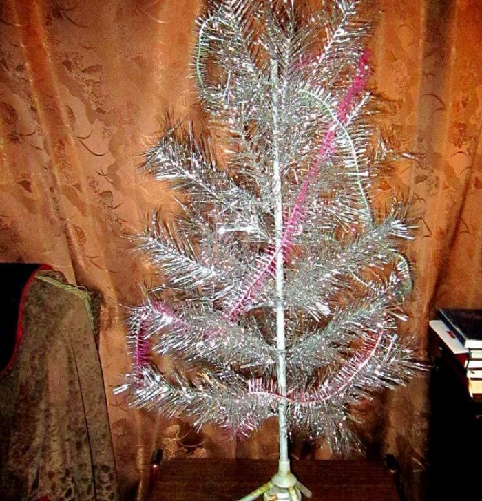 Как выглядели домашние новогодние елки в России 1990-х годов (ностальгическая и местами смешная фотоподборка)