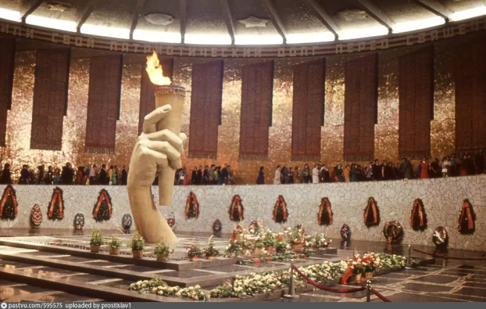 Вечный огонь. Как неугасающее пламя стало символом памяти о Великой Отечественной войне